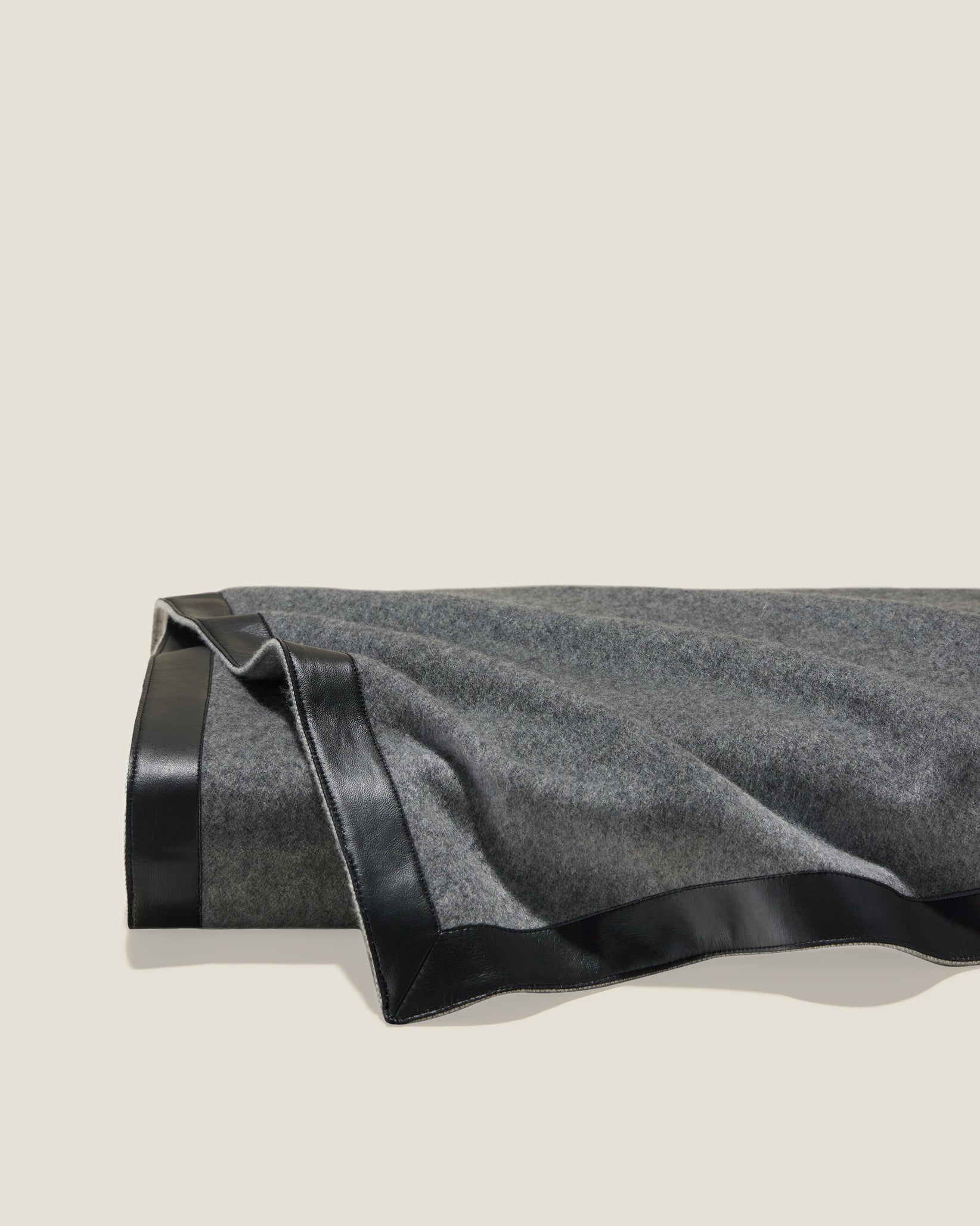 PRATESI_ECOMM_FW24_DOLOMITI_THROW_GREY-BLACK_COMP_v2_1