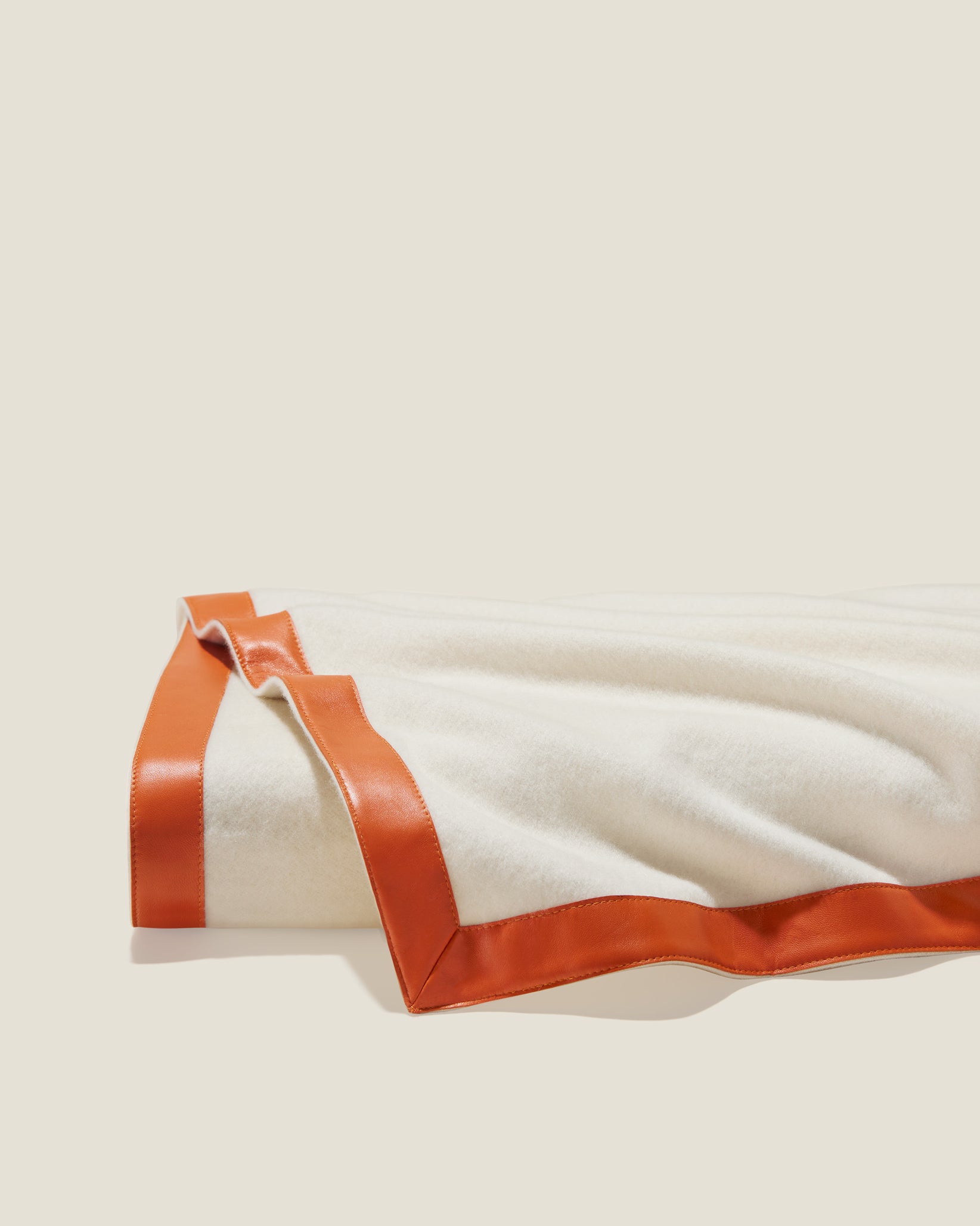 PRATESI_ECOMM_FW24_DOLOMITI_THROW_IVORY-ORANGE_COMP_v3_1